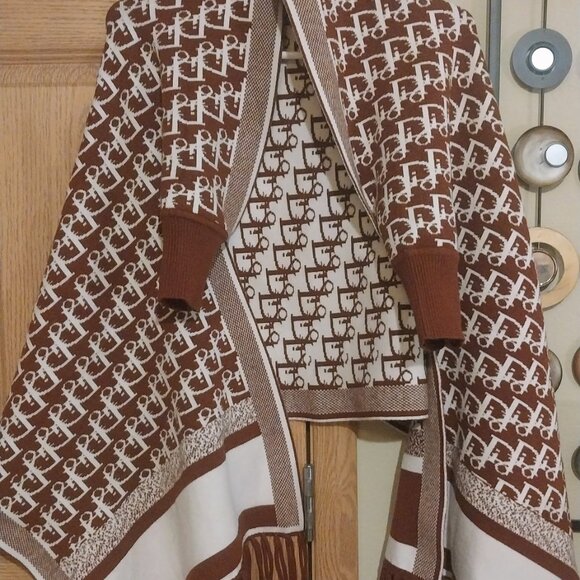 Poncho brown - Picture 2 of 2